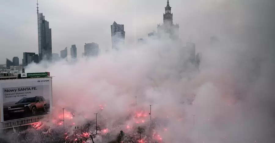 В Варшаве начался Марш независимости - вопреки запрету участники подожгли файеры