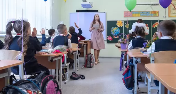 Работники педагогической сферы с самыми низкими зарплатами будут получать ежемесячную доплату