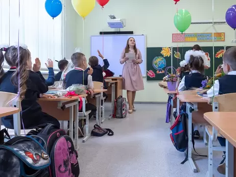 Працівники педагогічної сфери з найнижчими зарплатами отримуватимуть щомісячну доплату 