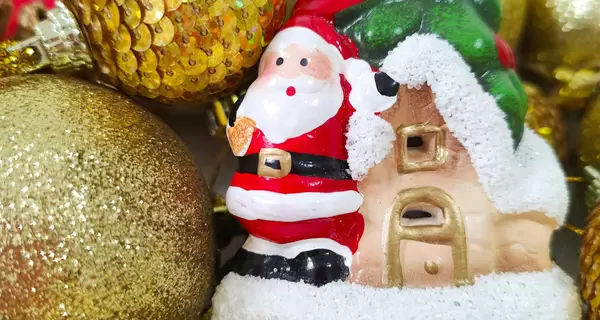 В яких кольорах прикрашати ялинку на Новий 2025 рік