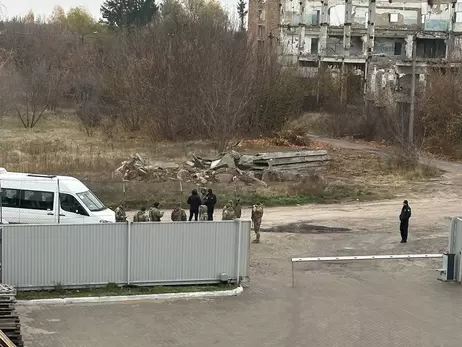 Під Києвом чоловік у військовій формі стріляв по людях - Міноборони розпочало перевірку