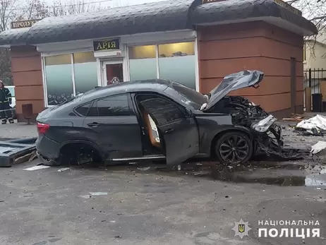 У Хмельницькому BMW на швидкості влетів у зупинку, троє людей загинули