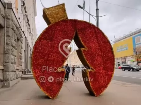 Харьков готовится к праздникам – в центре установили новогоднюю инсталляцию