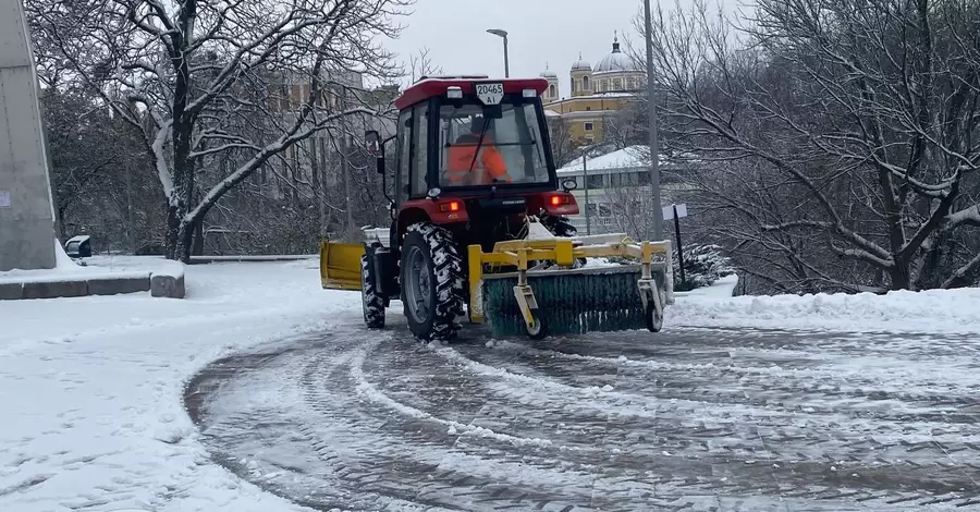 Киян попередили про погіршення погоди - очікується сніг, ожеледиця та сильний вітер 