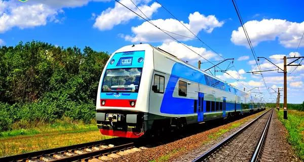 На Закарпатье пассажирский поезд сошел с рельсов из-за обвала камней с горы