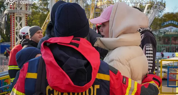 В Одессе спасатели сняли четверых детей с остановившегося аттракциона