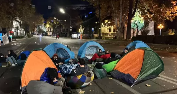 В центре Тбилиси протестующие установили палатки