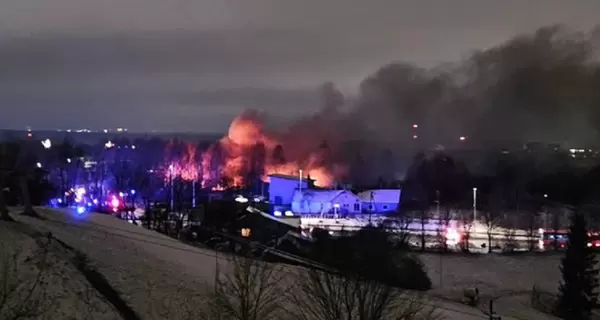 В Вильнюсе грузовой самолет упал на жилой дом, пилот погиб