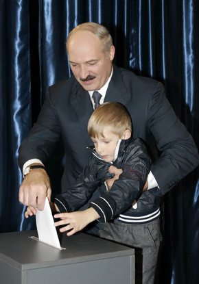 Выборы в Белоруссии: Лукашенко проголосовал с внебрачным сыном 