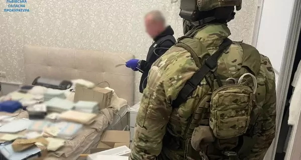 У одесситки, помогавшей уклонистам, нашли 110 тысяч долларов США и 2,5 килограмма золота  