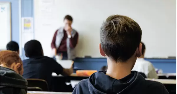 В Одессе школьник написал учительнице, чтобы она сбросила свои интимные фото