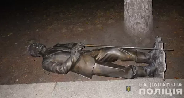 В Сумах мужчина хотел украсть статую ветерана, срезав ее болгаркой