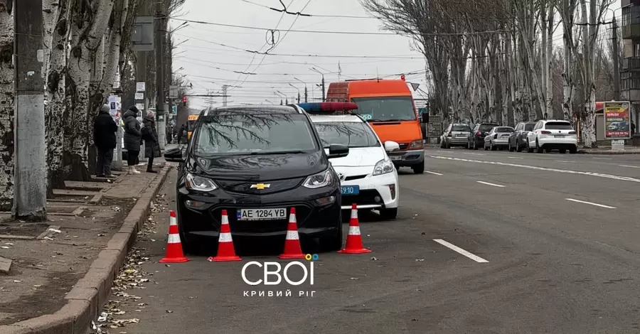 В Кривом Роге мужчина 15 часов сидит в авто с мамой, протестуя против 