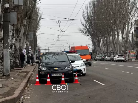 У Кривому Розі чоловік 15 годин сидить в авто з мамою, протестуючи проти 