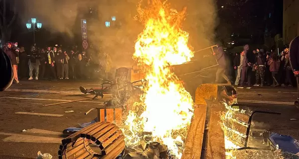 В Грузии протестующие забрасывают камнями полицейских, а силовики разгоняют их водометами