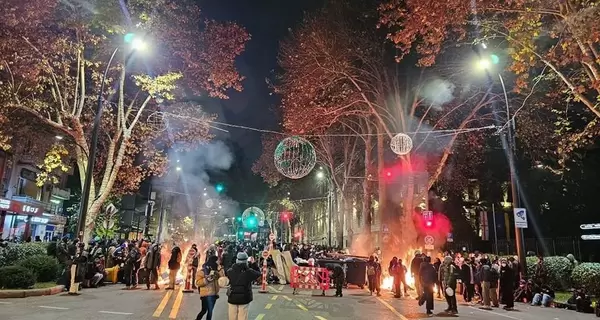 Протесты в Грузии длятся пятые сутки: спецназовцы снова разгоняли людей водометами и газом