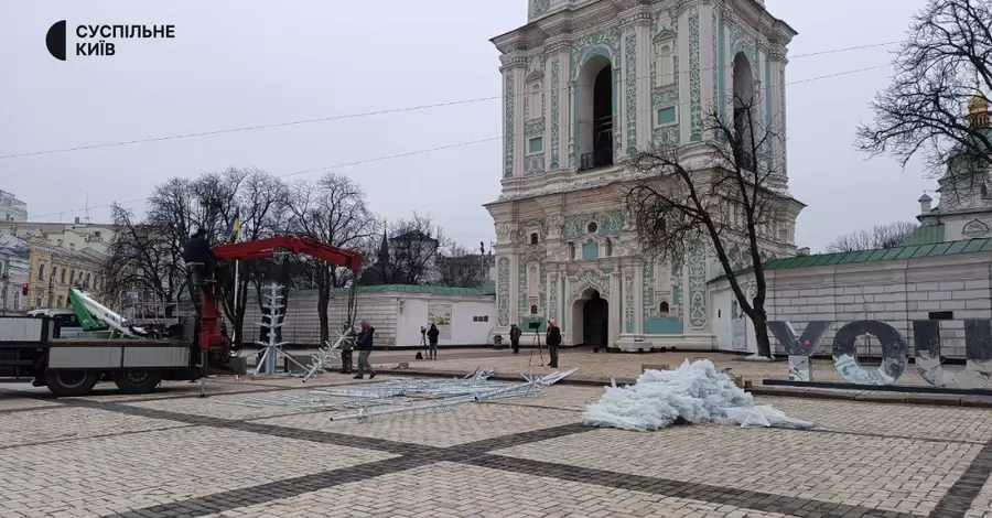 На Софійській площі встановлюють 15-метрову головну ялинку країни