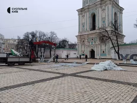 На Софійській площі встановлюють 15-метрову головну ялинку країни