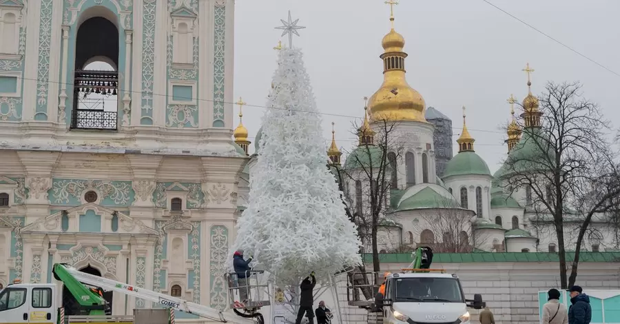 Білосніжна ялинка на Софійській площі вже із зіркою, але ще без іграшок