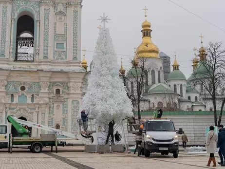 Белая елка на Софийской площади уже со звездой, но еще без игрушек