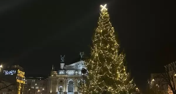 Во Львове торжественно зажгли главную елку