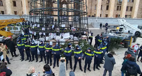 У Тбілісі новорічну ялинку на місці протестів охороняє поліція