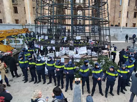 В Тбилиси новогоднюю елку на месте протестов охраняет полиция