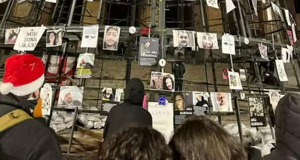 В Тбилиси коммунальщики сняли с елки и выбросили в помойку фотографии пострадавших во время митингов