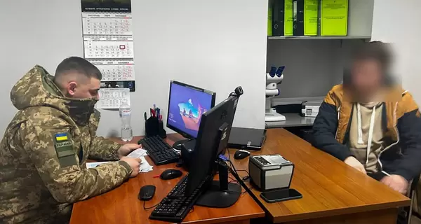 Чтобы бежать за границу, 25-летний мужчина изображал женщину