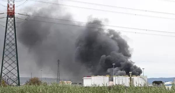 В Италии прогремел мощный взрыв на нефтегазовом хранилище во Флоренции, есть жертвы