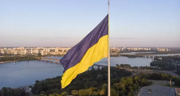 Через погіршення погоди в Києві вирішили зняти найбільший прапор України