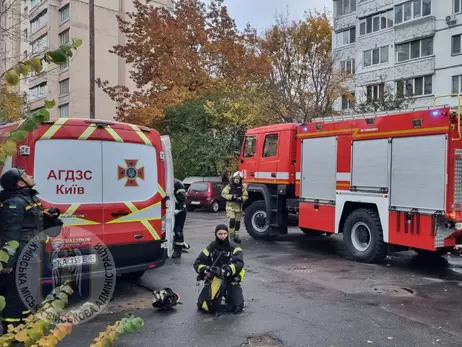  У центрі Києва впали уламки російського ударного дрону 