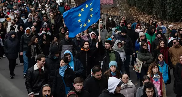 В Грузии запретили протестующим закрывать лица масками, применять пиротехнику и лазеры