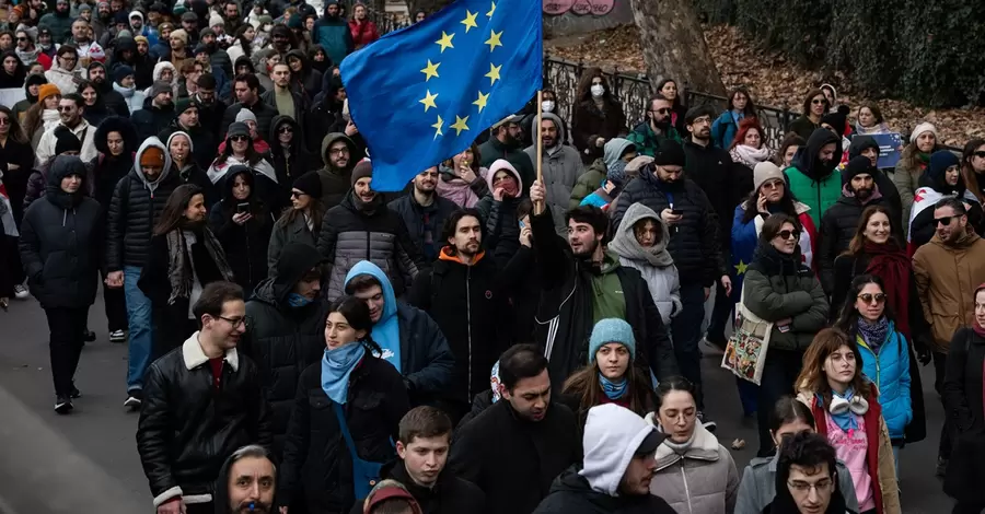 У Грузії заборонили протестувальникам закривати обличчя масками, застосовувати піротехніку та лазери