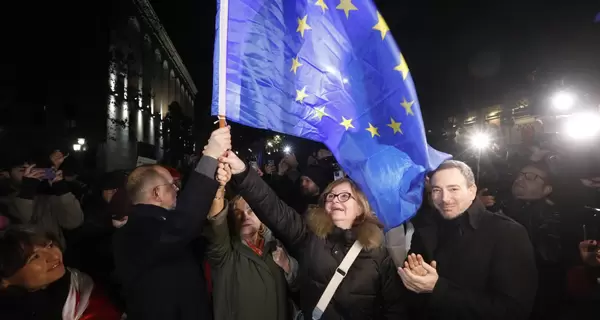 В Грузии начались выборы нового президент, под парламентом собрались протестующие