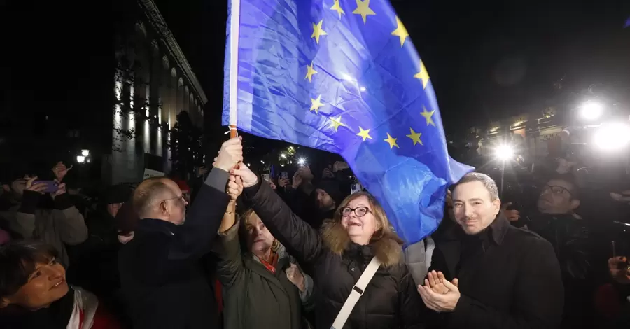 В Грузии начались выборы нового президент, под парламентом собрались протестующие