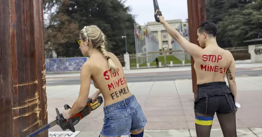 Активистки Femen обнажились у здания ООН в Женеве и повредили знаменитую скульптуру