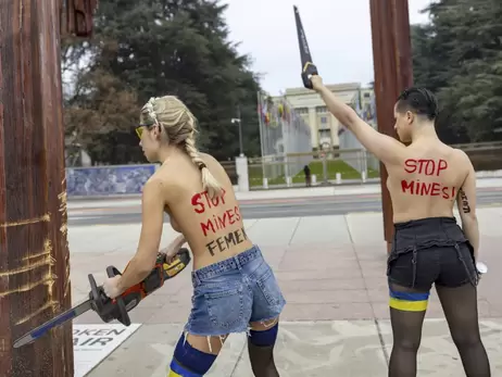 Активистки Femen обнажились у здания ООН в Женеве и повредили знаменитую скульптуру