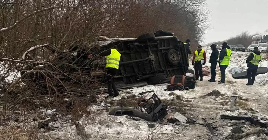 На Львівщині зіткнулися три автомобілі - загинуло 7 людей, троє поранених