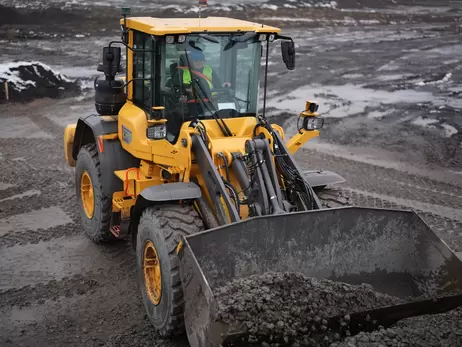 В Украине появились первые женщины-операторы экскаватора и водители погрузчика