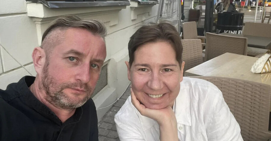 Фотосуреттерді сипап жатқан жалаңаш әйелдер