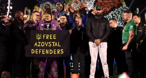 Усик вышел на церемонию взвешивания с флагом Free Azovstal Defenders