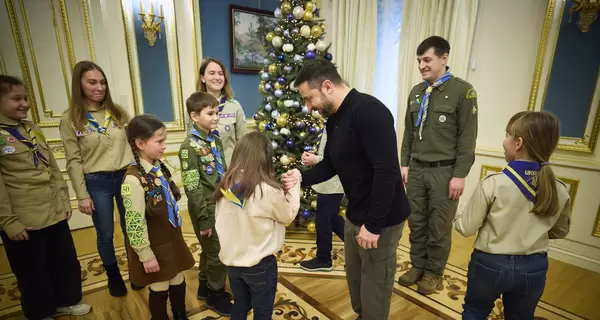 Президенту Зеленскому передали Вифлеемский огонь мира