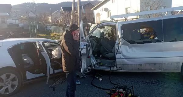 На Ивано-Франковщине 19-летняя водитель Jaguar совершила ДТП — госпитализированы 13 человек