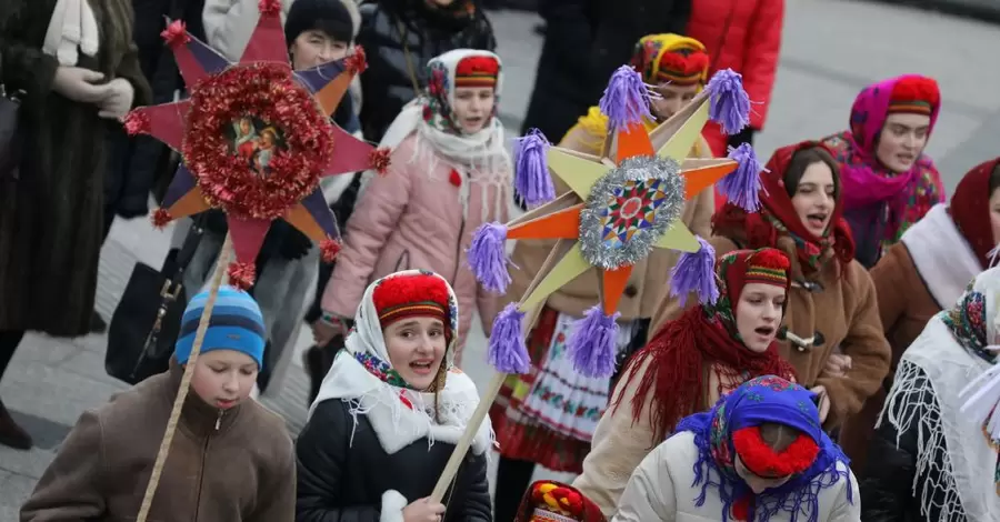 Предвестница Рождества: у традиционной звезды колядников 8 лучей, она звенит и крутится