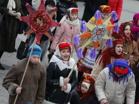 Предвестница Рождества: у традиционной звезды колядников 8 лучей, она звенит и крутится