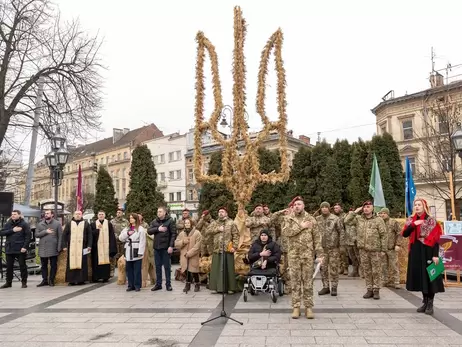 Во Львове установили самый большой в Украине Трезубец из дидухов