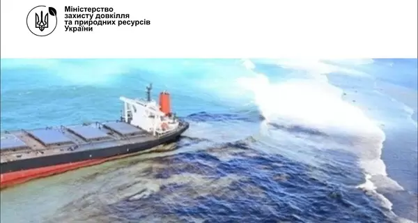 Мазут из затонувшего российского танкера уже больше недели продолжает вытекать в Черное море