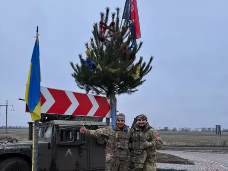 Украинские военные установили новогоднюю елку в Судже