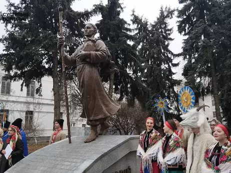 У Полтаві відкрили 3-метровий пам’ятник Сковороді у образі 